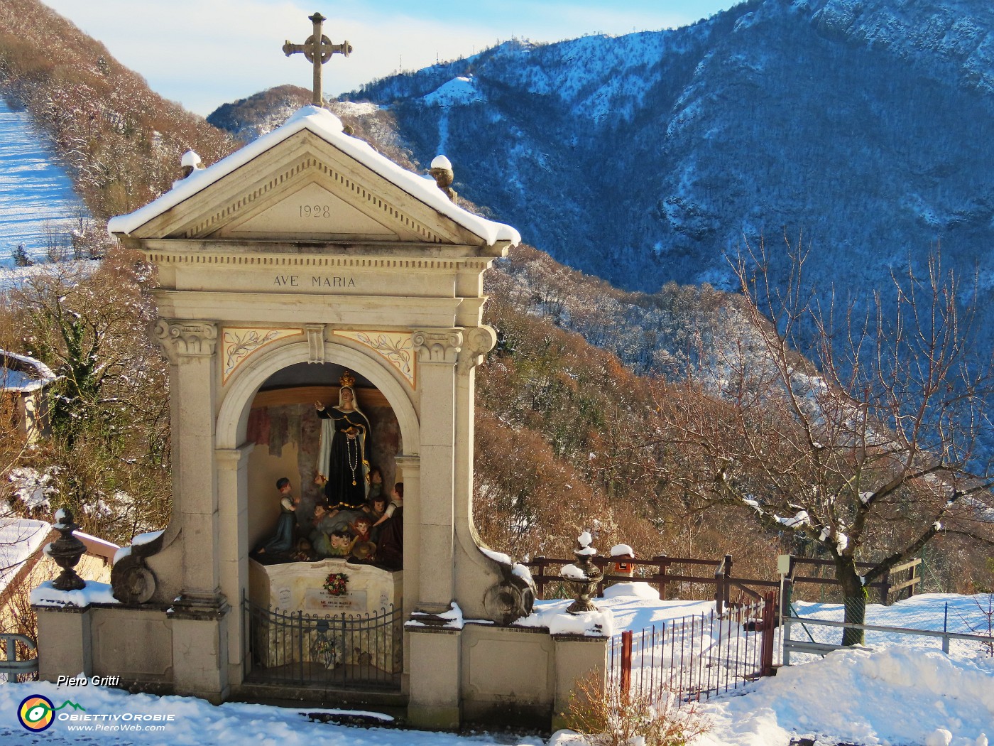 19 Di fronte alla chiesa cappella Madonna di Caravaggio.JPG